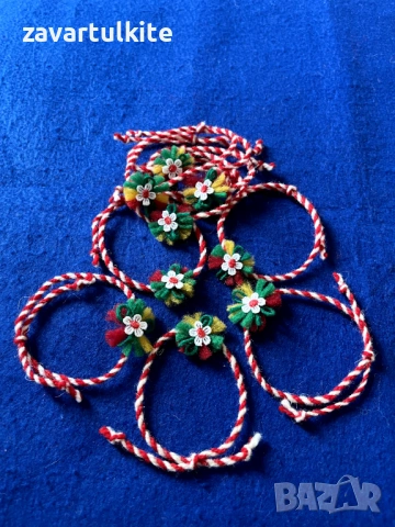 Мартеници гривни с бяло мини цветче