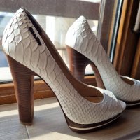 Calvin Klein, снимка 1 - Дамски обувки на ток - 39614674