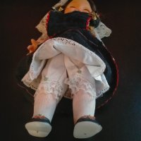 Колекционерска кукла в народни дрехи Folk Artesania Испания Марка 25 см, снимка 9 - Колекции - 43317965