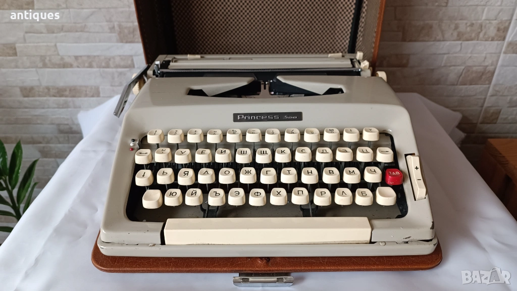 Стара пишеща машина Princess 500 - 1970" год., снимка 1
