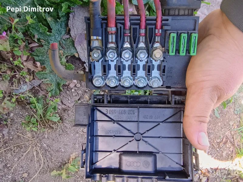 1C0937550E Кутия с предпазители на акумулатора Оригинален VW New Beetle 2.0, снимка 1