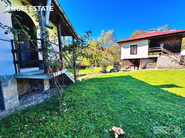 Две къщи в един парцел град Априлци, квартал Видима, снимка 1