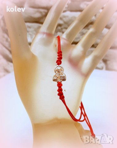 Златна фигура ИСУС ХРИСТОС в гривна червен конец, снимка 3 - Гривни - 43956079