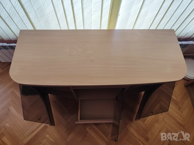 Продавам шкаф със стъклени витрини подходящ за хол, TV и др., снимка 2 - Шкафове - 52820837