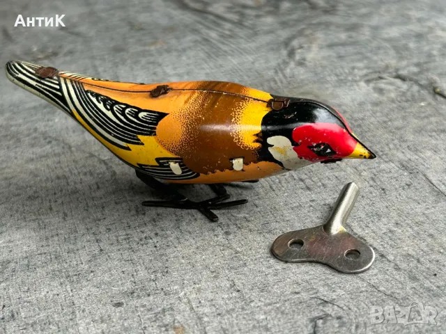 Соц Ламаринена Играчка с Механизъм Птичка