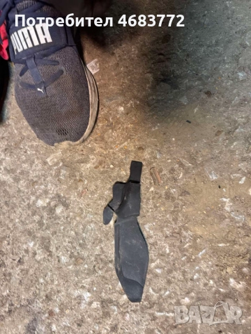 Пластмаса за дясна панта на преден капак на Ауди Audi A8 D4 H4 само за 30лв. 4h0823316C