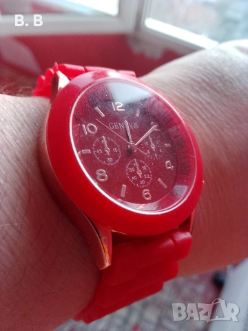 Луксозен часовник в огнено червено. Нов! , снимка 2 - Дамски - 53401955