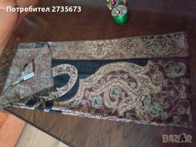 Чисто нов дамски шал.