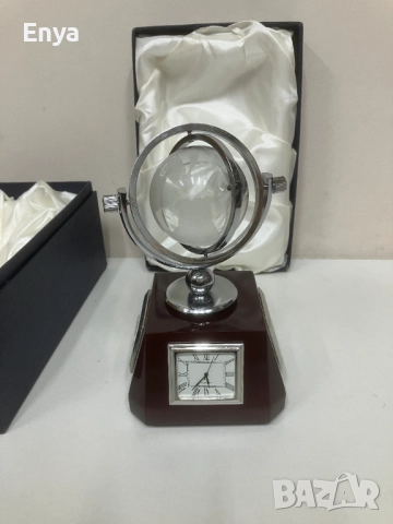 Настолен часовник с глобус 