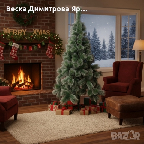 Коледна елха с бели заскрежени връхчета.