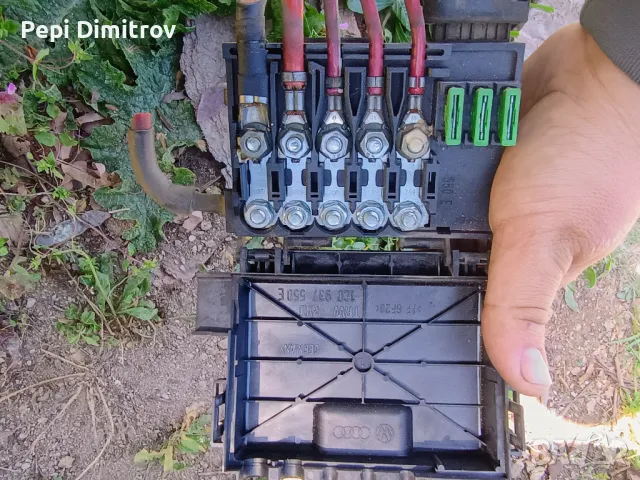 1C0937550E Кутия с предпазители на акумулатора Оригинален VW New Beetle 2.0