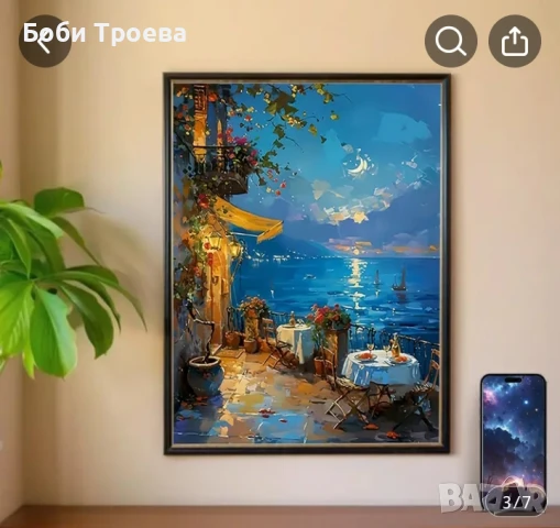 Възвишена нощна сцена с лунна морска идилия, стилна маса и цъфтящи цветя -