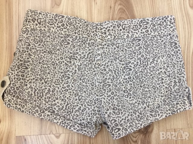 Къси панталонки BERSHKA, size 26, дънков плат, леопардови шарки, много запазени, снимка 4 - Къси панталони и бермуди - 28977637