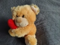 Продавам плюшена мека играчка Мече със сърце - нова, снимка 2