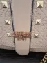 Ефектна дамска чанта GUESS с метални елементи, снимка 3