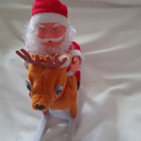 Дядо Коледа с еленче ,има батерии , снимка 1 - Играчки за стая - 43440491