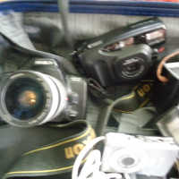 Продавам един куфар с фотоапарати , светкавици , обектив и куфар., снимка 7 - Фотоапарати - 44877901