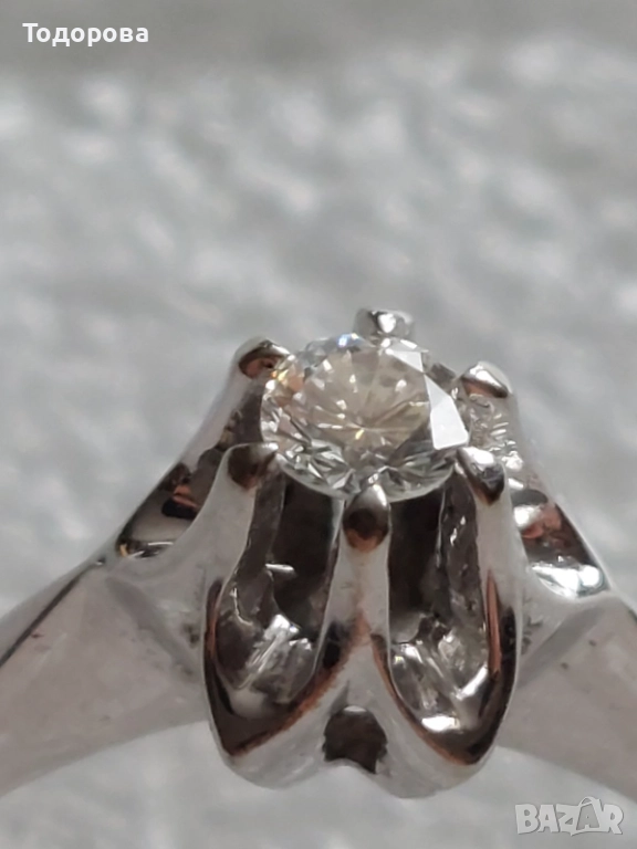 Дамски златен пръстен с инкрустиран диамант 0.20 карата,бяло злато проба 750, снимка 1