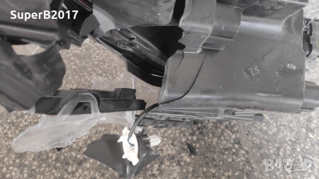 Продавам - оригинални ляв и десен фар за Тойота Ярис Крос за ремонт или части, снимка 12 - Части - 52015502