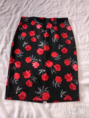 Черна пола на цветя 