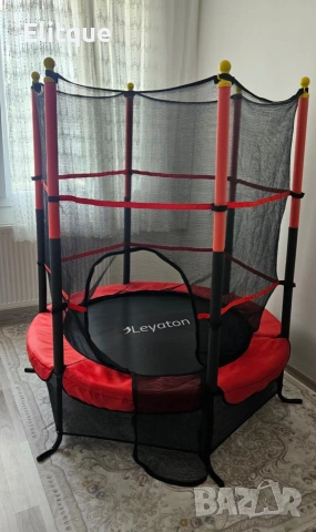 Мини батут с мрежа за безопасност – Компактен и забавен избор за деца