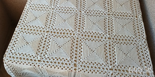 Красиви и стилни плетива на една кука- за легло, маса, салфетки, тишлайфери и милиьота., снимка 4 - Декорация за дома - 35201575