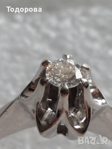 Дамски златен пръстен с инкрустиран диамант 0.20 карата,бяло злато проба 750