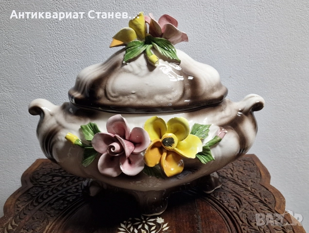 Прекрасен супник с 3д цветя в стил Басано Италия , снимка 2 - Съдове за готвене - 52869440