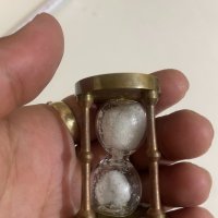 Миниатюрен пясьчен часовник бронз/месинг , снимка 2 - Антикварни и старинни предмети - 36666714