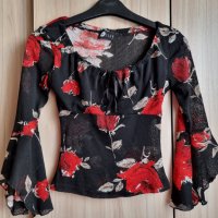 Къса прозрачна ефирна блуза с три четвърти широк ръкав, в червено-черна щаппа, снимка 1 - Корсети, бюстиета, топове - 39568471
