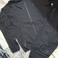 Екип VENUM с черно лого размер M и XL, снимка 1 - Спортни дрехи, екипи - 43969856