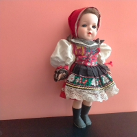 Колекционерска кукла народна носия Чехословакия ретро Celluloid 35 см, снимка 3 - Колекции - 44934272