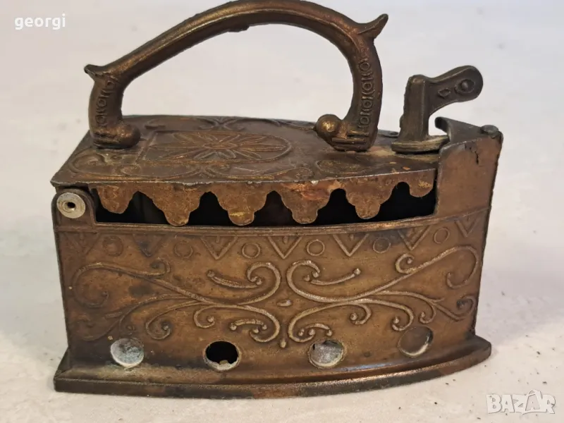 ретро малка бронзова ютия 21/4, снимка 1