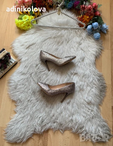 Блестящи обувки на ток