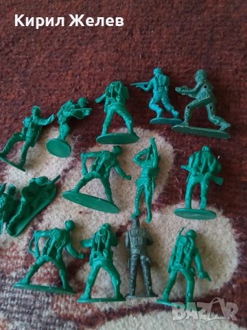 Войници пластмасови 12 броя 51736, снимка 5 - Колекции - 52105633