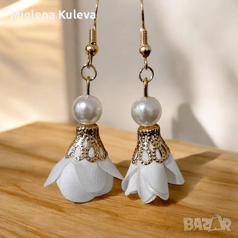 Обеци в бяло и златно 