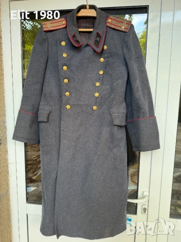 Продавам офицерски шинел 
