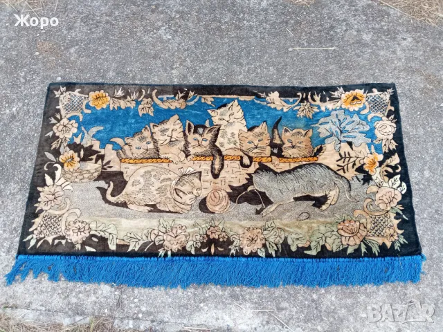 Стар плюшен ковьор за стена с котенца 60те