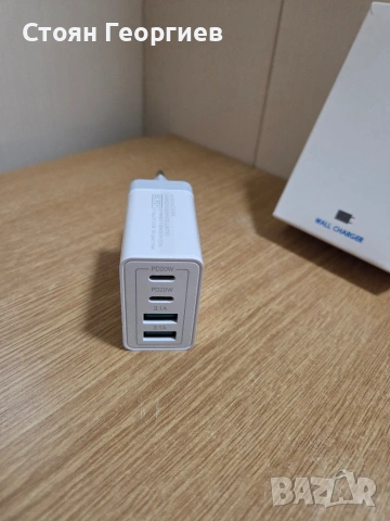 Стенно зарядно устройство. Оборудвано е с два USB-C порта (PD20W) и два USB-A порта (3.1A