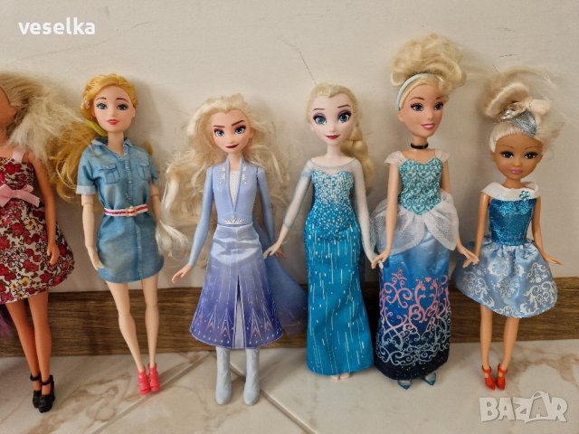 Дървена къща за кукли с кукли и аксесоари  Barbie, снимка 4 - Кукли - 43908519