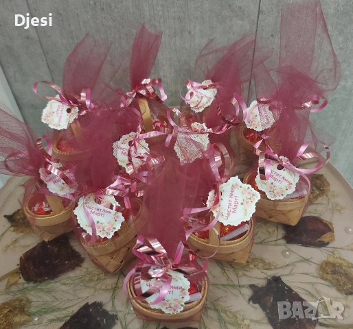 Малка кошничка с бонбони и късметче за 8 март , снимка 2 - Декорация за дома - 53409115
