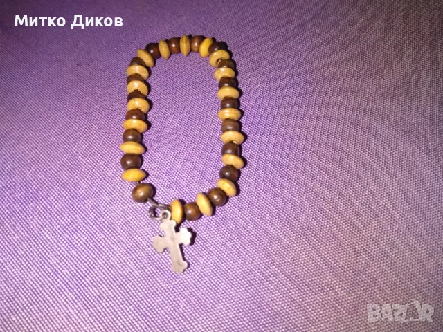 Гривна за ръка дървени кубчета с малко метално кръстче ръчна изработка, снимка 3 - Гривни - 49498320