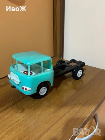 Стара играчка камионче