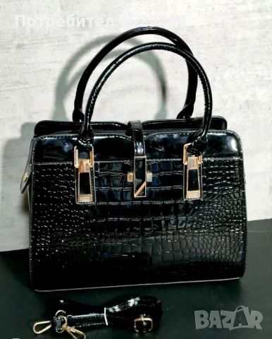 Лачена дамска чанта. Имитираща крокодилски десен 