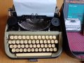 Работеща Пишеща машина Марица 30, с 2 учебника по машинопис,, снимка 1 - Антикварни и старинни предмети - 43281819