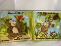 Книга от плат „Маймунка вижда маймунката прави“, снимка 5
