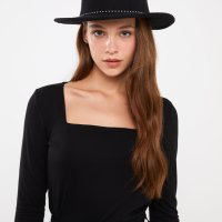 Черна дамска шапка с периферия и декоративни детайли в сребрист цвят, снимка 2 - Шапки - 43554291