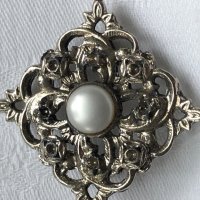 Прекрасна брошка с перла, снимка 3 - Бижутерийни комплекти - 27332968