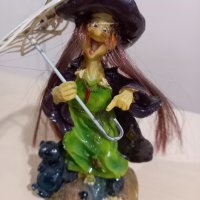 Фигурка (статуетка) на Вещица (Баба Яга) с черен котарак и чадърче, снимка 2 - Колекции - 43232023