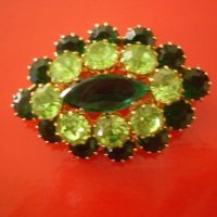 Стара елипсовидна брошка с двуцветен зелен чешки кристал, снимка 1 - Антикварни и старинни предмети - 36941012